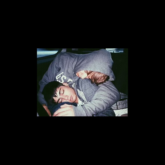 Zayn compartilhou uma foto deitado no colo de Liam Payne; ambos eram adolescentes e estavam no começo da carreira