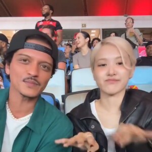 Bruno Mars e Rosé, do Blackpink, em jogo clássico do Fla-Flu no Maracanã nesta quinta-feira (17)