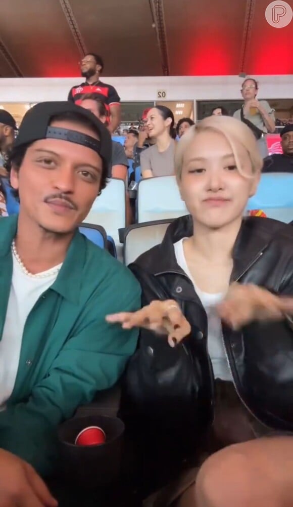 Bruno Mars e Rosé, do Blackpink, em jogo clássico do Fla-Flu no Maracanã nesta quinta-feira (17)