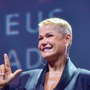 Skincare caseiro da Xuxa inclui hidratação com a metade de um mamão no rosto