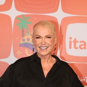 Xuxa também melhora as olheiras com um chá de camomila gelado e passa iogurte no corpo depois de se queimar no sol