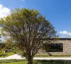 Rancho da Montanha, de Bruno Gagliasso e Giovanna Ewbank, traz um paisagismo pensado para integrar as construções com o terreno e a vista