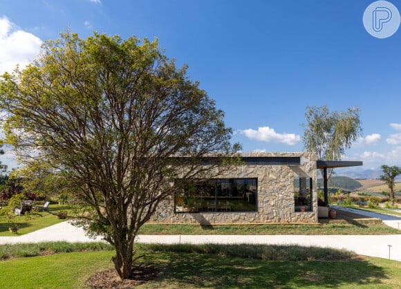 Rancho da Montanha, de Bruno Gagliasso e Giovanna Ewbank, traz um paisagismo pensado para integrar as construções com o terreno e a vista