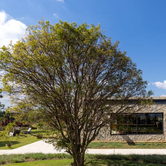 Rancho da Montanha, de Bruno Gagliasso e Giovanna Ewbank, traz um paisagismo pensado para integrar as construções com o terreno e a vista