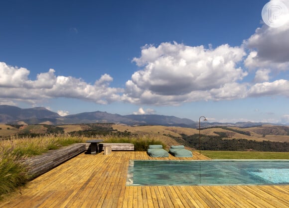 Rancho da Montanha, casa de campo de Giovanna Ewbank e Bruno Gagliasso: a área da piscina é cercada de capins