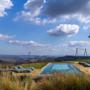 Bruno Gagliasso, Giovanna Ewbank e o Rancho da Montanha: entre os principais triunfos do projeto, está a integração harmoniosa da casa com o entorno