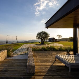 Rancho da Montanha: arquitetos destacam 'conectividade entre os diferentes espaços através de caminhos e muretas de pedra natural'