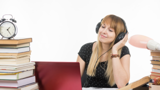 Trabalhe sem irritação com estes fones de ouvido perfeitos para coworking