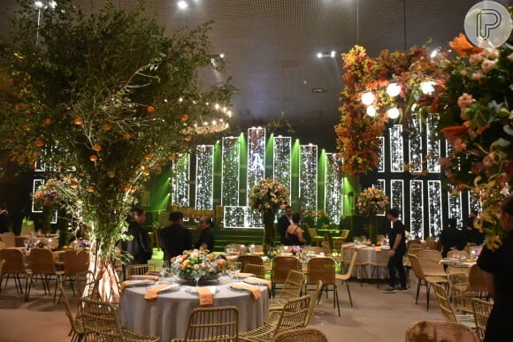 Casamento de João Gomes e Ary Mirelle apostou em atmosfera clássica, com tons de rosa, salmão, laranja e verde