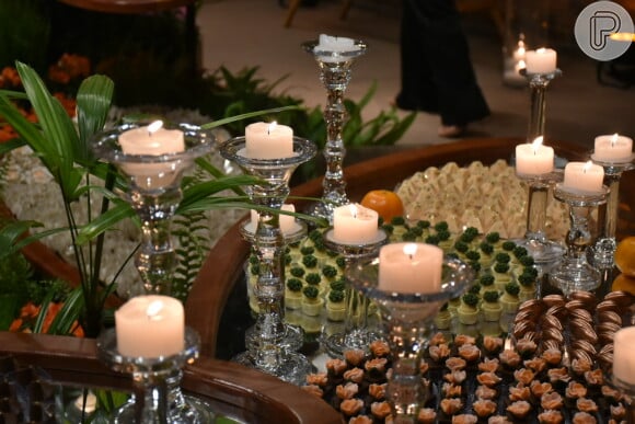 Velas enfeitaram a mesa de doces no casamento de João Gomes e Ary Mirelle