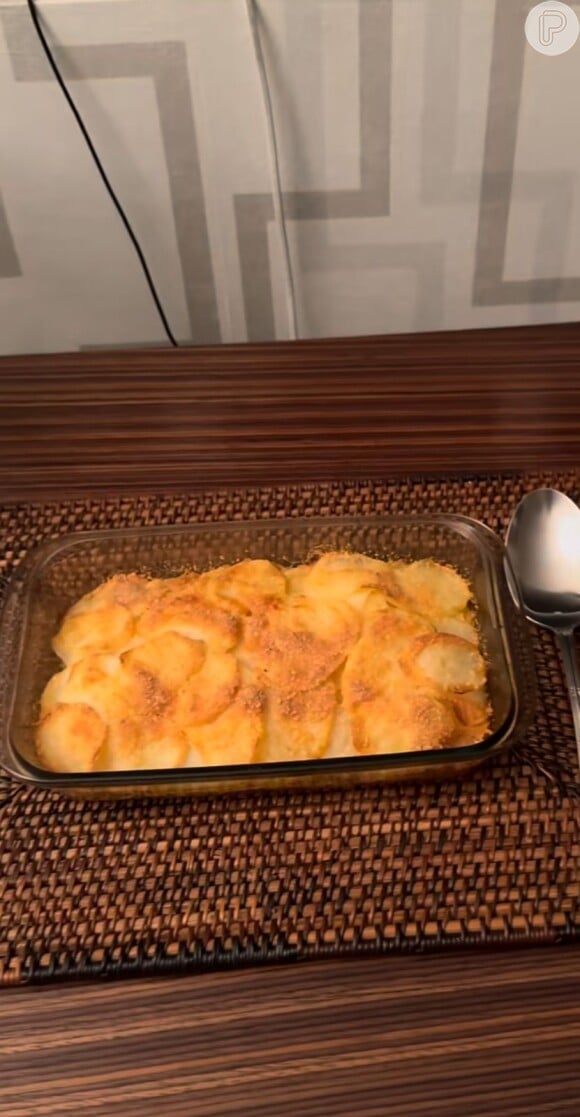 Uma outra opção no menu do jantar de Duda Guerra e Benício Huck foi essa opção com algo que pareciam batatas gratinadas.