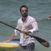 Depois de mostrar equilíbrio sobre a prancha, Rafael Cardoso também caiu no mar e deixou sua boa forma em evidência com a camisa molhada