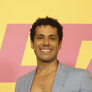 Chico (Amaury Lorenzo) confirma para o pai seu namoro com Roxelle (Isadora Cruz).