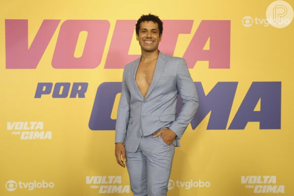 Chico (Amaury Lorenzo) confirma para o pai seu namoro com Roxelle (Isadora Cruz).