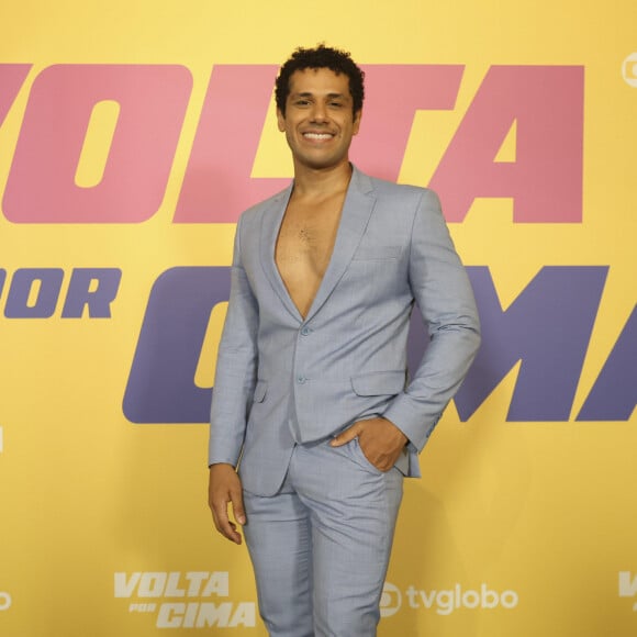 Chico (Amaury Lorenzo) confirma para o pai seu namoro com Roxelle (Isadora Cruz).