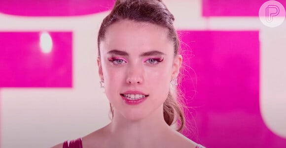 Em 'A Substância', Elisabeth Sparkle precisa dividir seu corpo com Sue (Margaret Qualley), sua versão mais jovem, melhorada e perfeita 