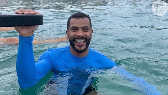 Samuel de Assis posa completamente nu em cachoeira durante viagem pela Chapada dos Veadeiros