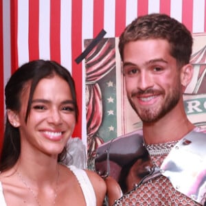 Bruna Marquezine e João Guilherme posaram juntos como casal pela primeira vez