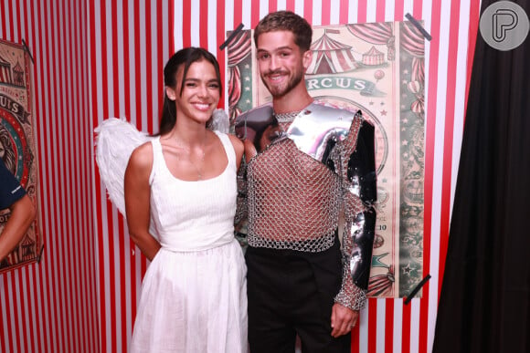 Bruna Marquezine e João Guilherme posaram juntos como casal pela primeira vez