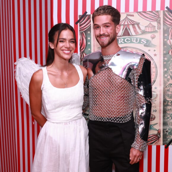 Bruna Marquezine e João Guilherme posaram juntos como casal pela primeira vez