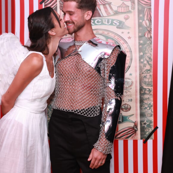 Bruna Marquezine e João Guilherme se vestiram como Romeu e Julieta para uma festa de Halloween