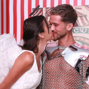 Bruna Marquezine e João Guilherme trocaram beijos na frente das câmeras