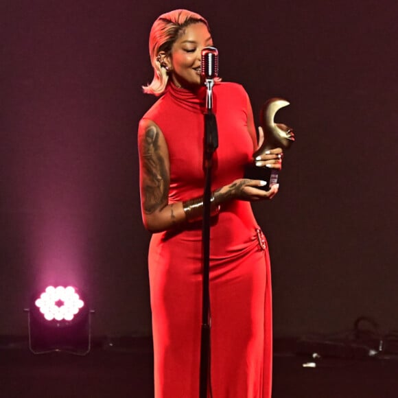 A cantora Ludmilla marcou presença usando um vestido vermelho justo, sem mangas, com uma fenda lateral em uma das pernas.