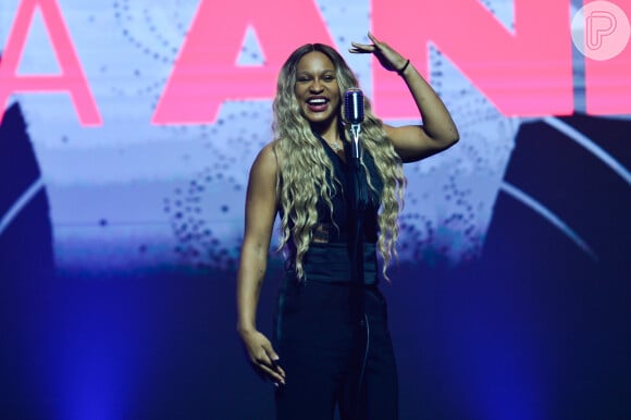 A ginasta Rebeca Andrade, uma das premiadas da noite, foi com um look pretinho super elegante: uma espécie de conjunto, com scaprin de salto alto e os cabelos soltos.