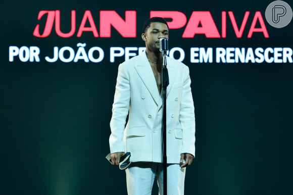 Juan Paiva, um dos premiados da noite, arrasou na escolha do look: ele apostou numa espécie de conjunto na cor branca, ficou super estiloso.