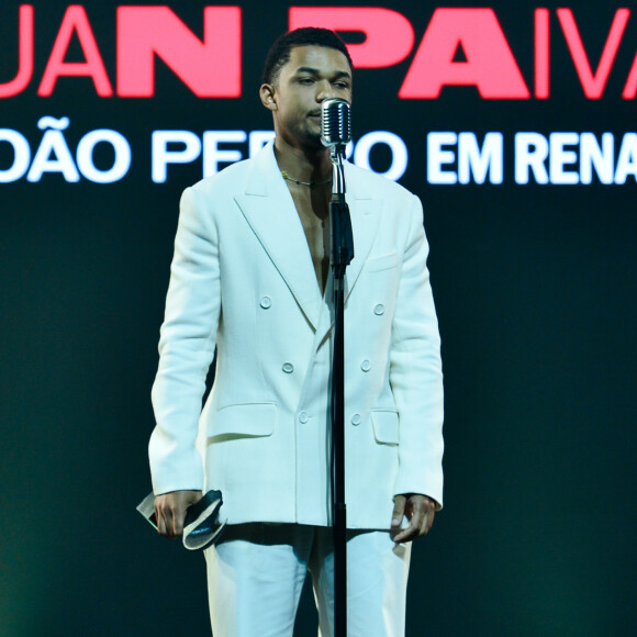 Juan Paiva, um dos premiados da noite, arrasou na escolha do look: ele apostou numa espécie de conjunto na cor branca, ficou super estiloso.