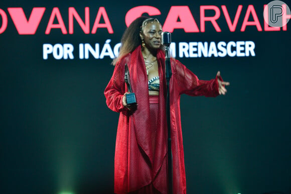 A atriz Edvana Carvalho foi mais uma que escolheu vermelho para a premiação.