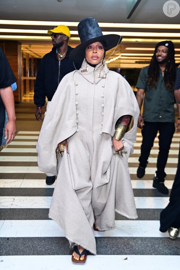 Erykah Badu usou um look diferente na noite terça-feira. De acessório, colocou um chapéu.