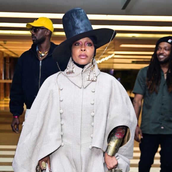 Erykah Badu usou um look diferente na noite terça-feira. De acessório, colocou um chapéu.