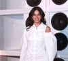 Bruna Marquezine elegeu o all white com mangas bufantes para o aniversário do relações públicas Juan Moraes