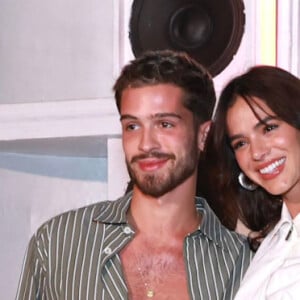 Bruna Marquezine e João Guilherme foram ao aniversário do relações públicas Juan Moraes