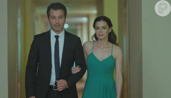 Bahar deixa Arif encantado com seu vestido para o casamento de Ceyda, na novela 'Força de Mulher' no capítulo de 14 de novembro de 2024, quinta-feira