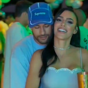 Neymar e Bruna Biancardi dançaram coladinhos ao som de Mari Fernandes