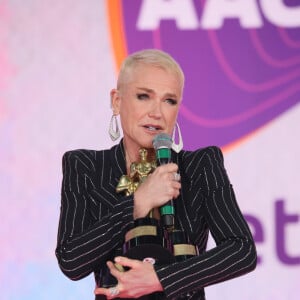 Xuxa ainda foi homenageada ao receber três prêmios do Troféu Imprensa