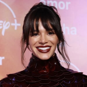 Bruna Marquezine combina maquiagem com cor do look ao lançar série