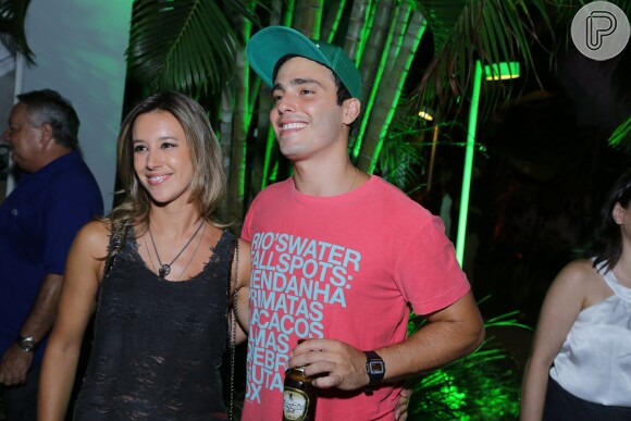 Thiago Rodrigues e Cristiane Dias posam juntos em evento