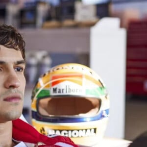 Gabriel Leone chocou web com semelhança com Ayrton em 'Senna'