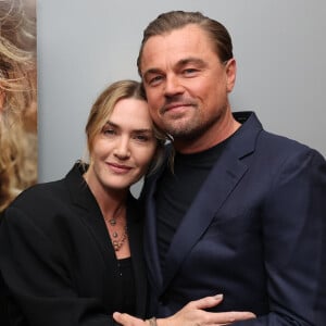 Leonardo DiCaprio compareceu à exibição do último filme de Winslet, o drama biográfico britânico de 2023 "Lee", no Harmony Gold em Los Angeles, onde também a apresentou antes de um painel.