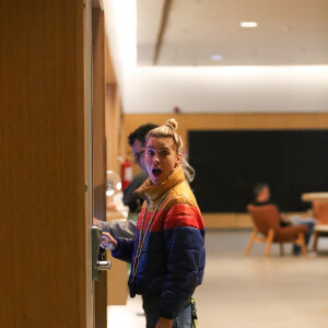 Ao ver o paparazzo, Carolina Dieckmann reagiu surpresa, e justamente essa foto viralizou nas redes sociais