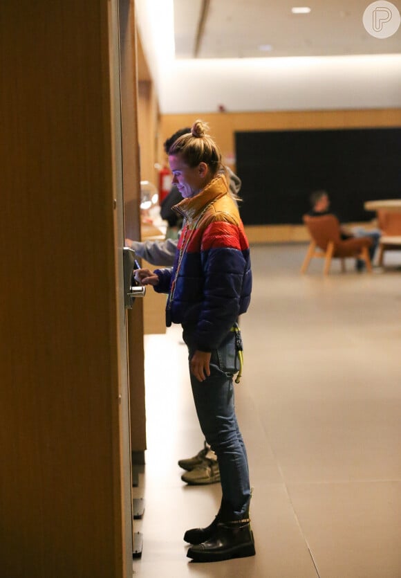 Nesta semana, Carolina Dieckmann foi fotografada em um cinema do Rio de Janeiro, de roupa casual e cara lavada