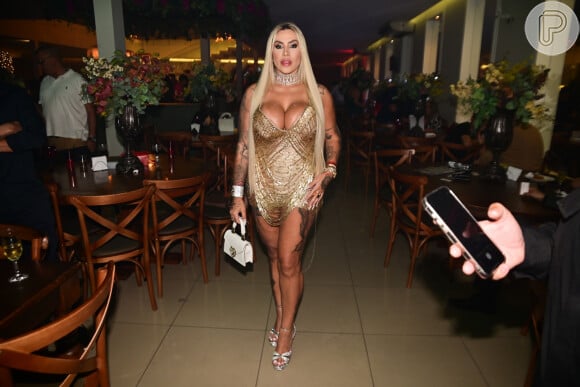 Rival de Andressa Urach, Juju Ferrari foi outra convidada da inauguração de uma casa de apostas na madrugada de 26 de novembro de 2024