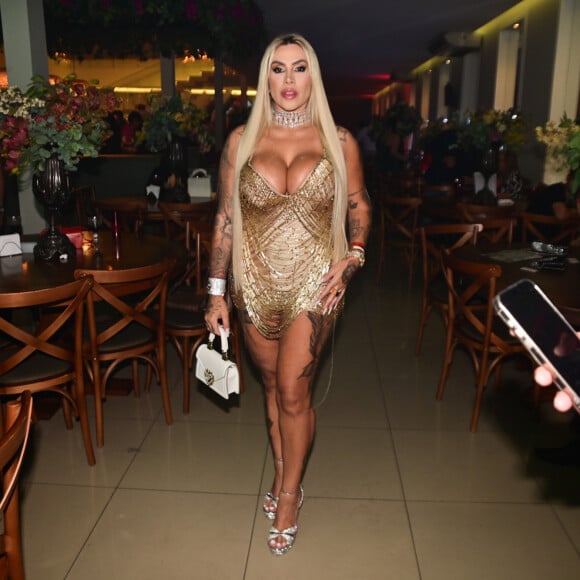 Rival de Andressa Urach, Juju Ferrari foi outra convidada da inauguração de uma casa de apostas na madrugada de 26 de novembro de 2024