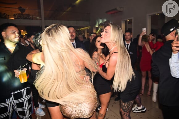 Andressa Urach deu cusparada em Juju Ferrari durante nova briga, dessa vez em inauguração de uma casa de apostas