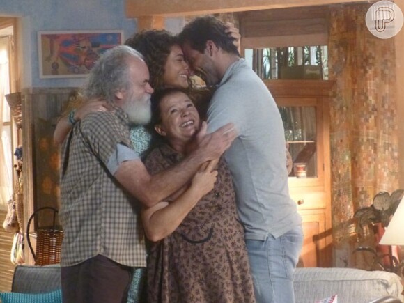 Taís (Débora Nascimento) comemora com os pais a volta de Cassiano (Henri Castelli), em "Flor do Caribe"