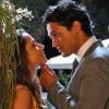 Hélio (Raphael Viana) se aproveita do namoro com Zuleika (Gisele Alves) para conseguir informações da família Albuquerque, em 'Flor do Caribe'