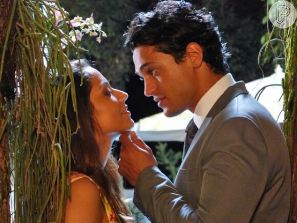 Hélio (Raphael Viana) se aproveita do namoro com Zuleika (Gisele Alves) para conseguir informações da família Albuquerque, em 'Flor do Caribe'